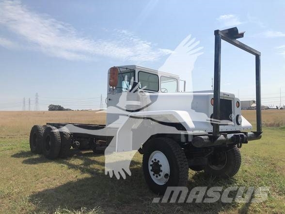 Diamond T M13 Camiones con chasís y cabina