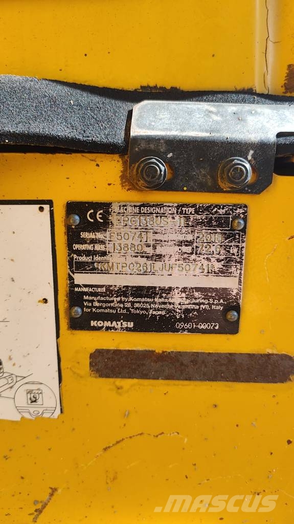 Komatsu PC 38 Lánctalpas kotrók