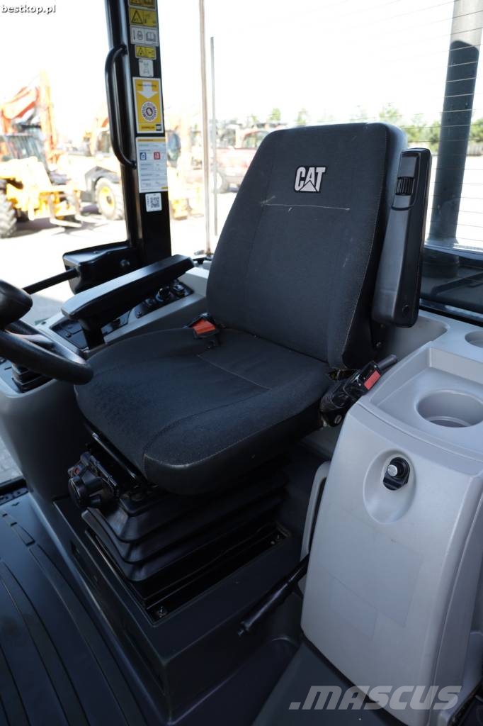 CAT 906M لوادر بعجل