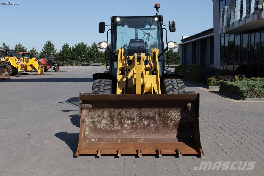 CAT 906M لوادر بعجل