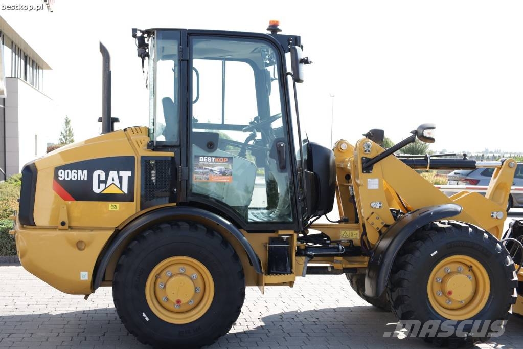 CAT 906M لوادر بعجل