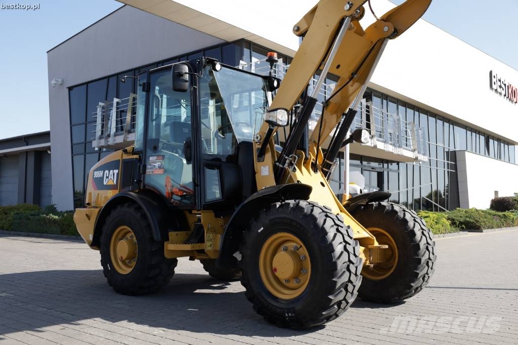 CAT 906M لوادر بعجل