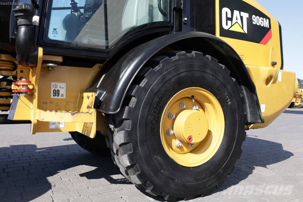 CAT 906M لوادر بعجل