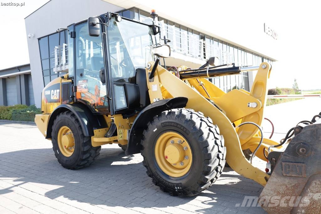 CAT 906M لوادر بعجل