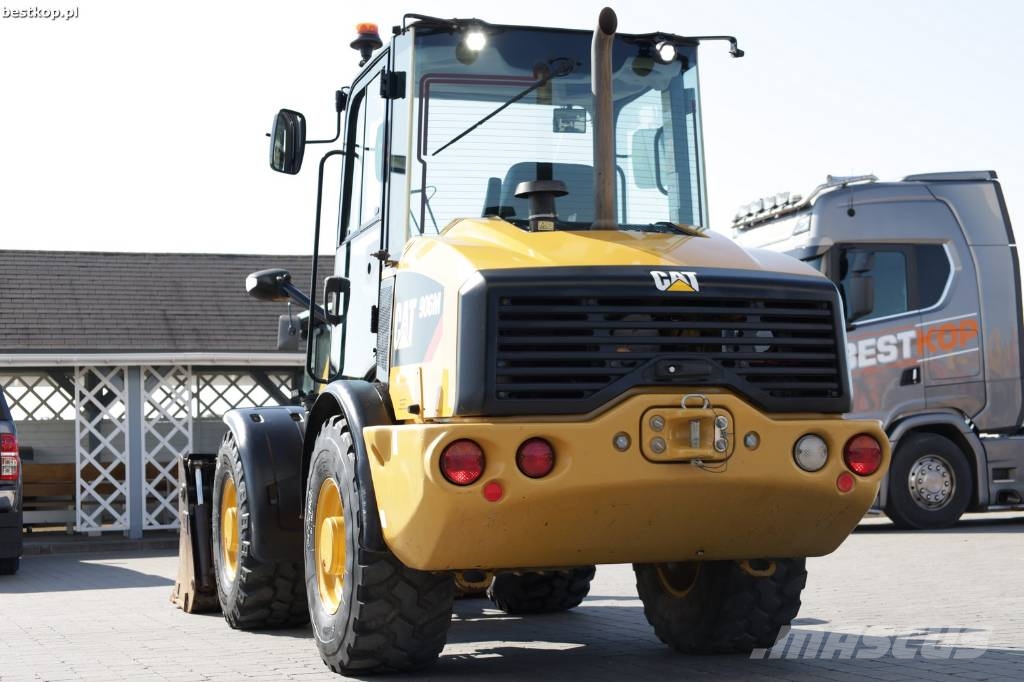 CAT 906M لوادر بعجل