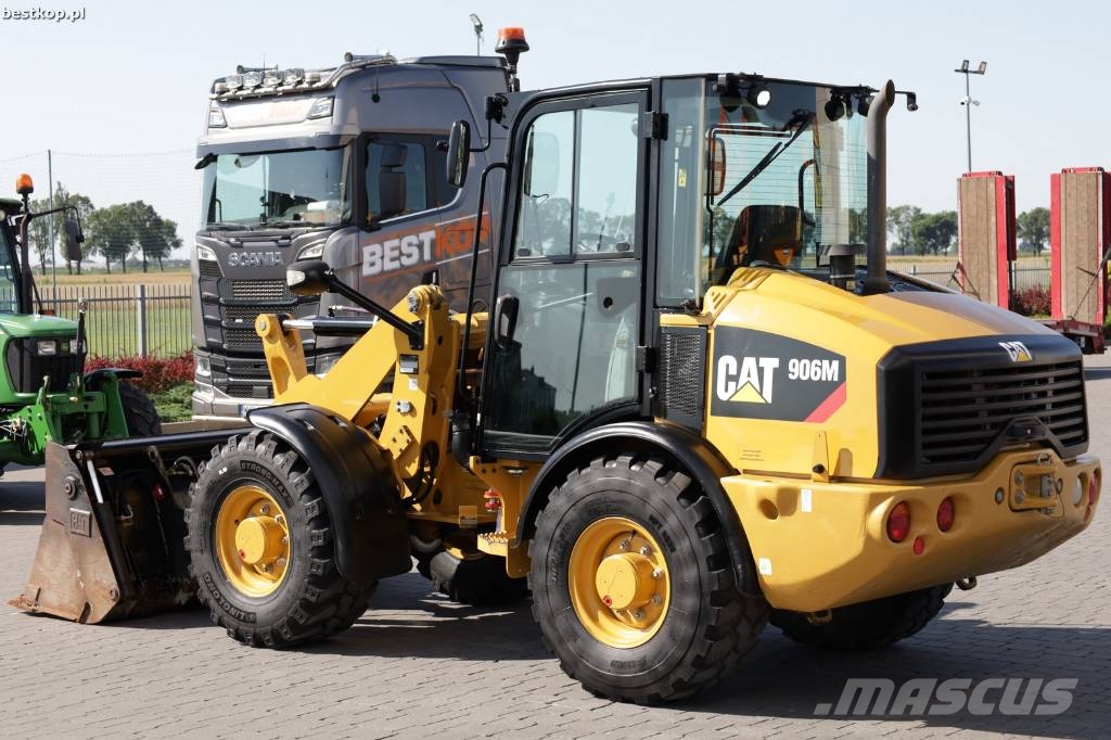 CAT 906M لوادر بعجل