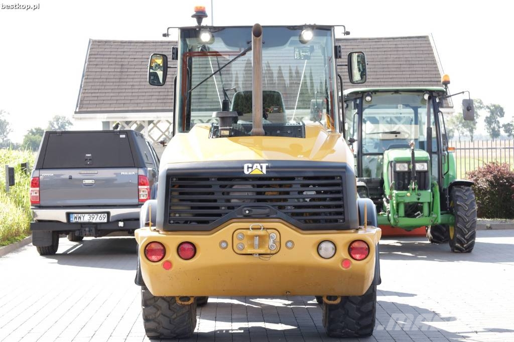 CAT 906M لوادر بعجل