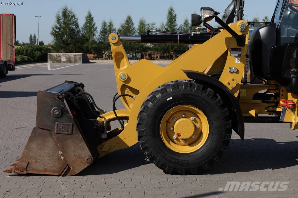 CAT 906M لوادر بعجل