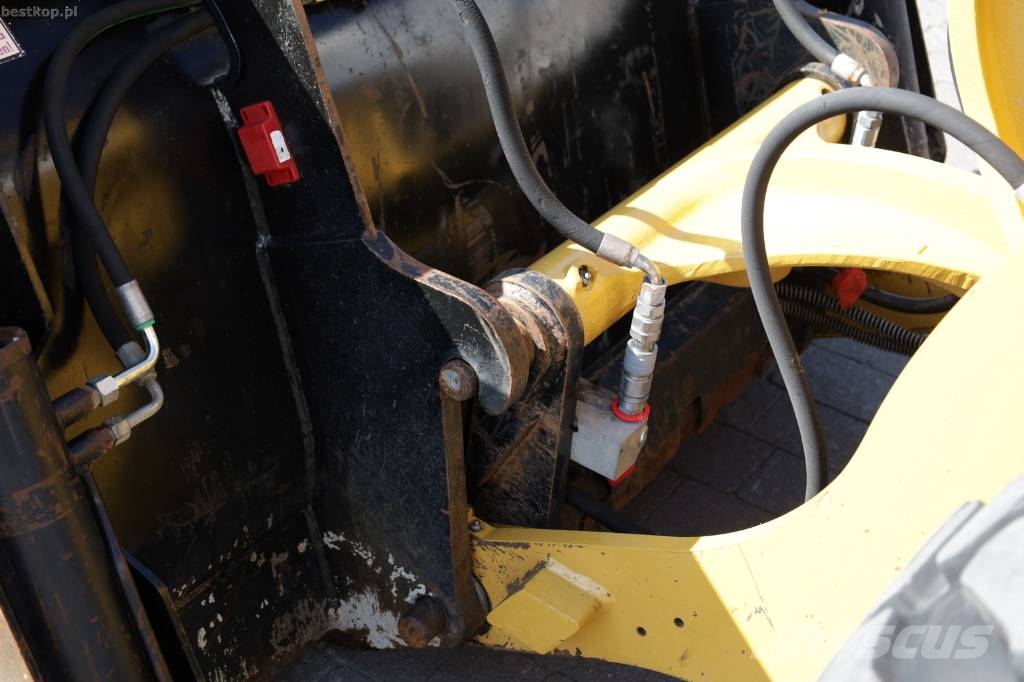 CAT 906M لوادر بعجل