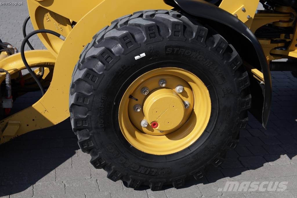 CAT 906M لوادر بعجل