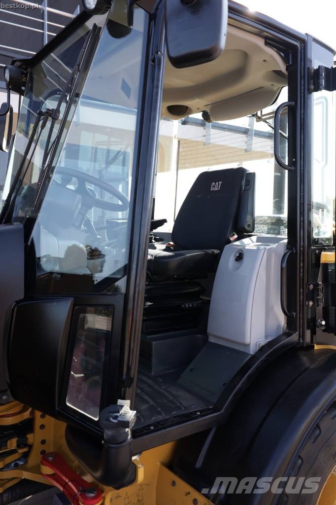 CAT 906M لوادر بعجل