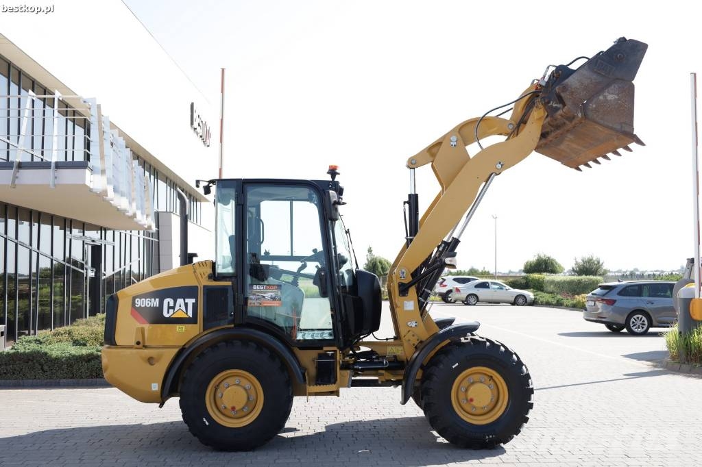 CAT 906M لوادر بعجل