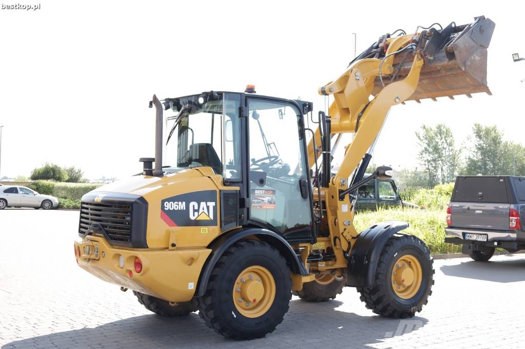 CAT 906M لوادر بعجل