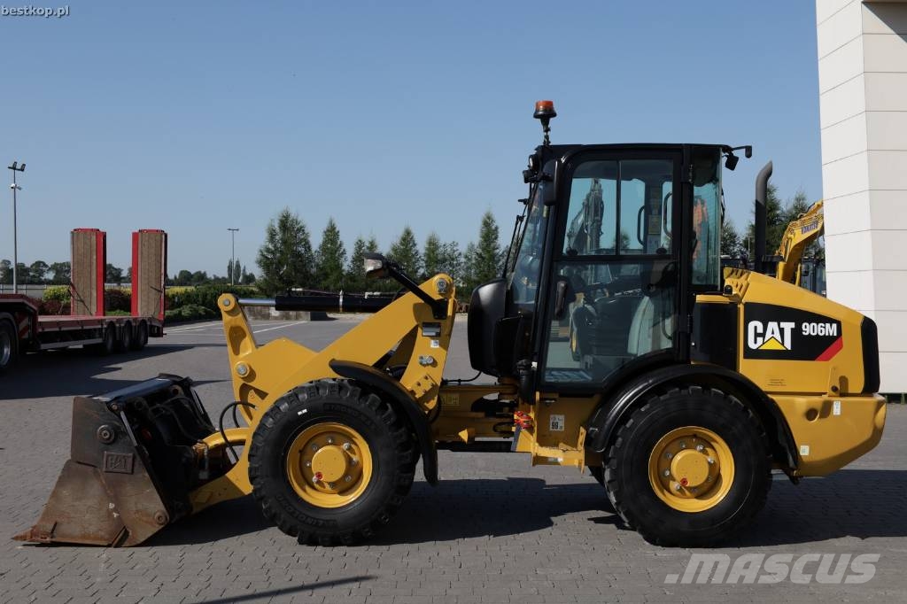 CAT 906M لوادر بعجل