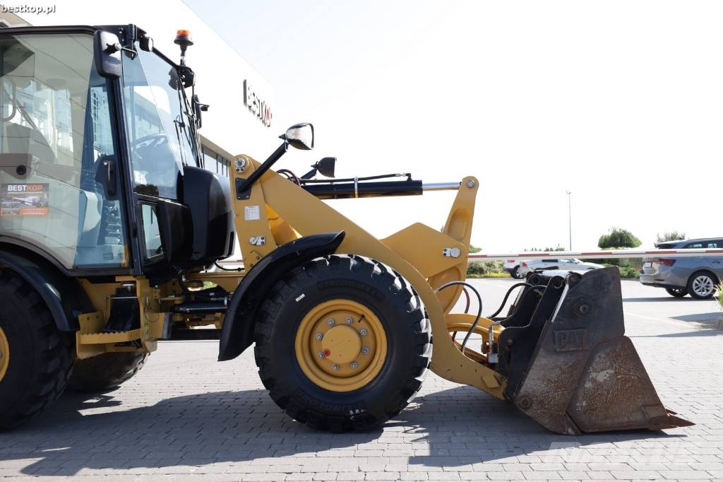 CAT 906M لوادر بعجل