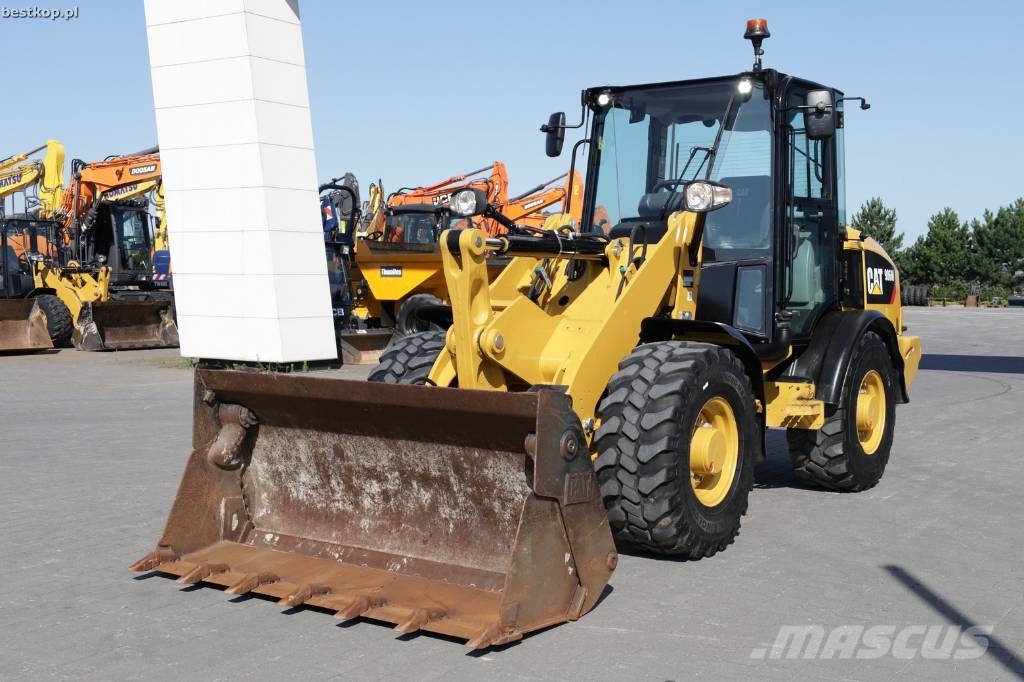 CAT 906M لوادر بعجل