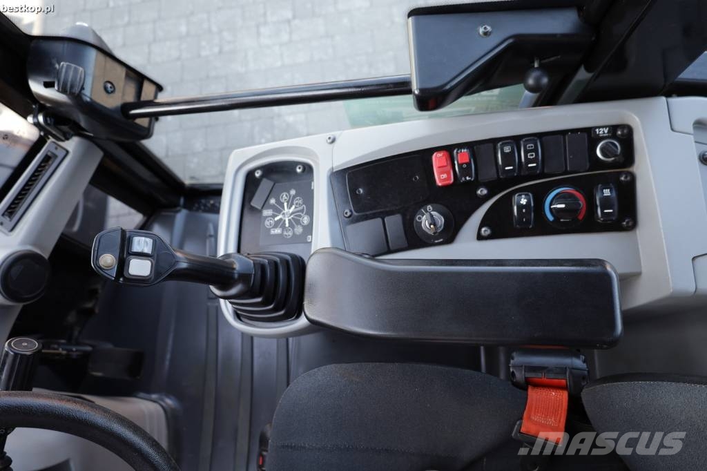 CAT 906M لوادر بعجل