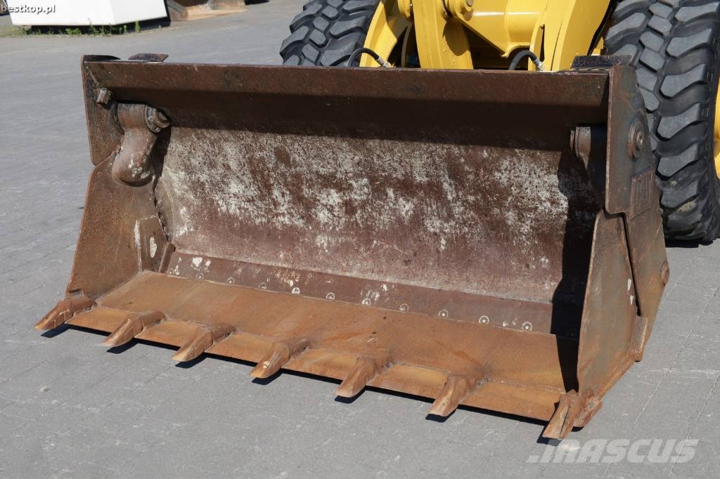 CAT 906M لوادر بعجل