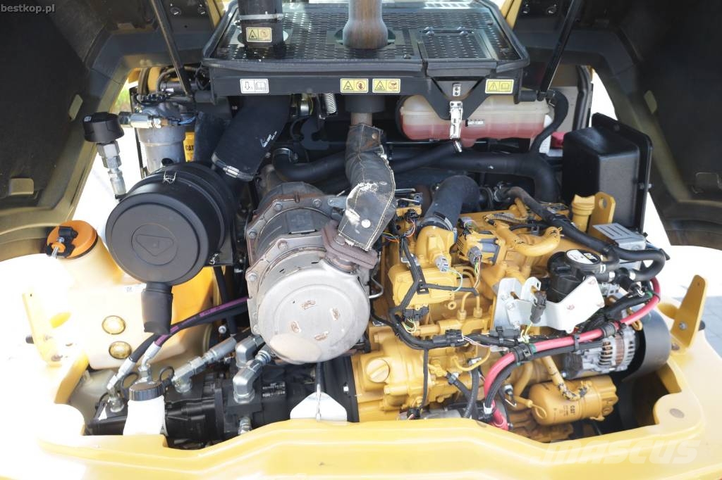 CAT 906M لوادر بعجل