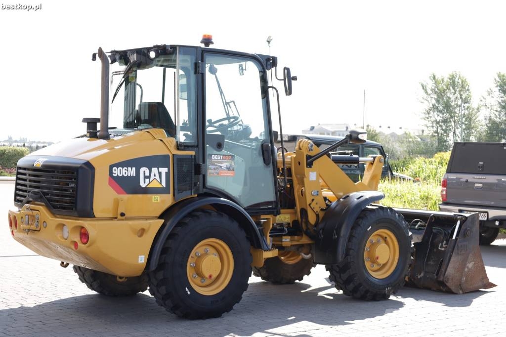 CAT 906M لوادر بعجل