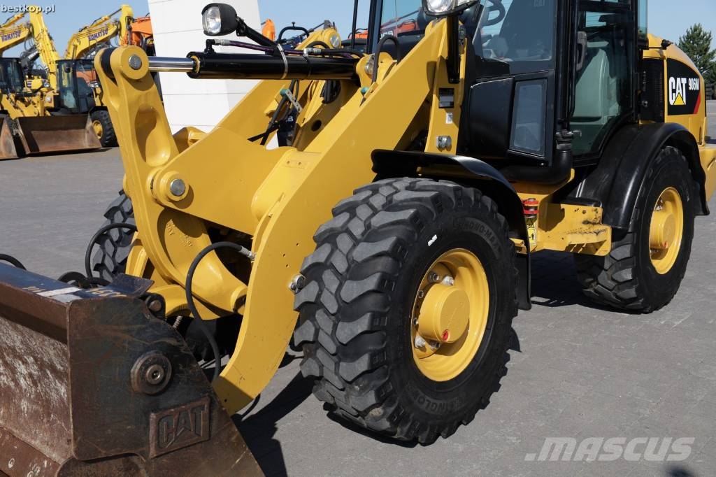 CAT 906M لوادر بعجل
