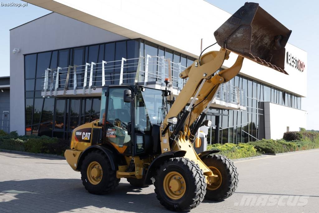CAT 906M لوادر بعجل