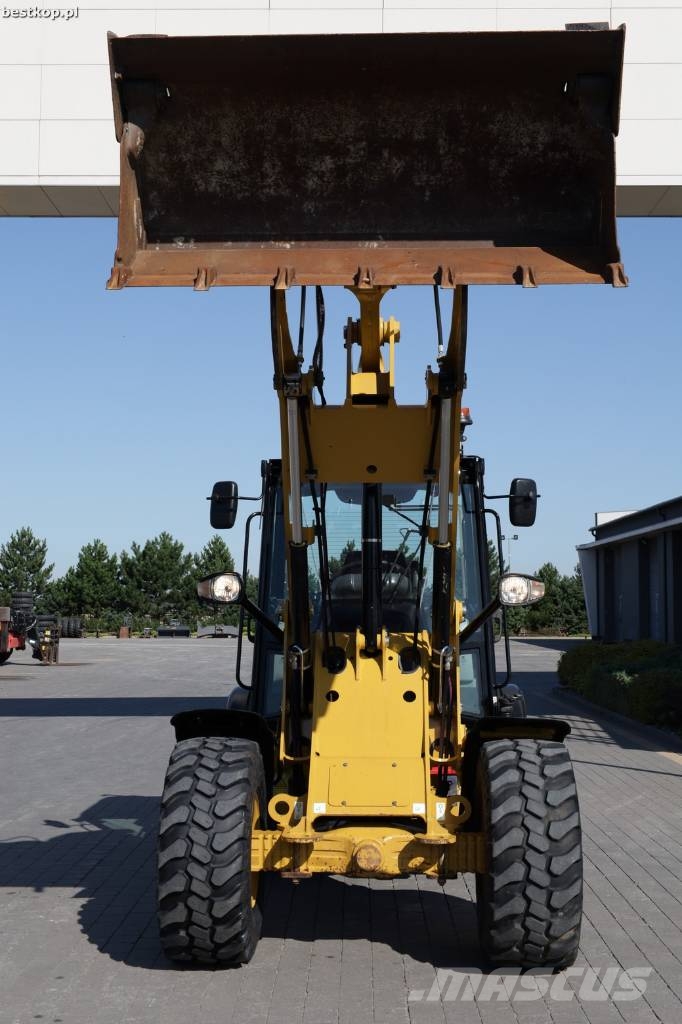 CAT 906M لوادر بعجل