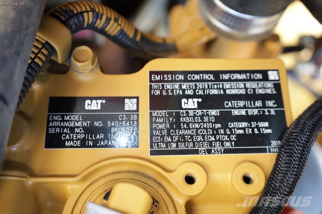 CAT 906M لوادر بعجل