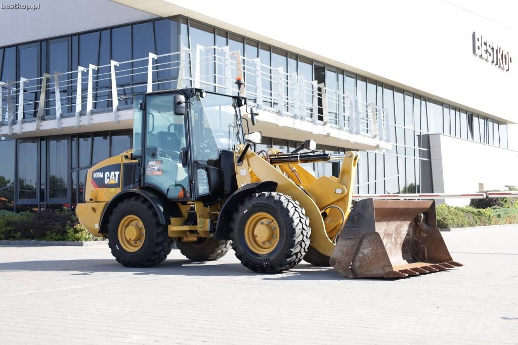 CAT 906M لوادر بعجل