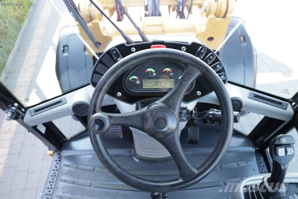 CAT 906M لوادر بعجل