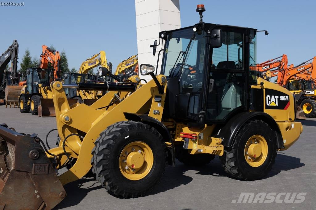 CAT 906M لوادر بعجل