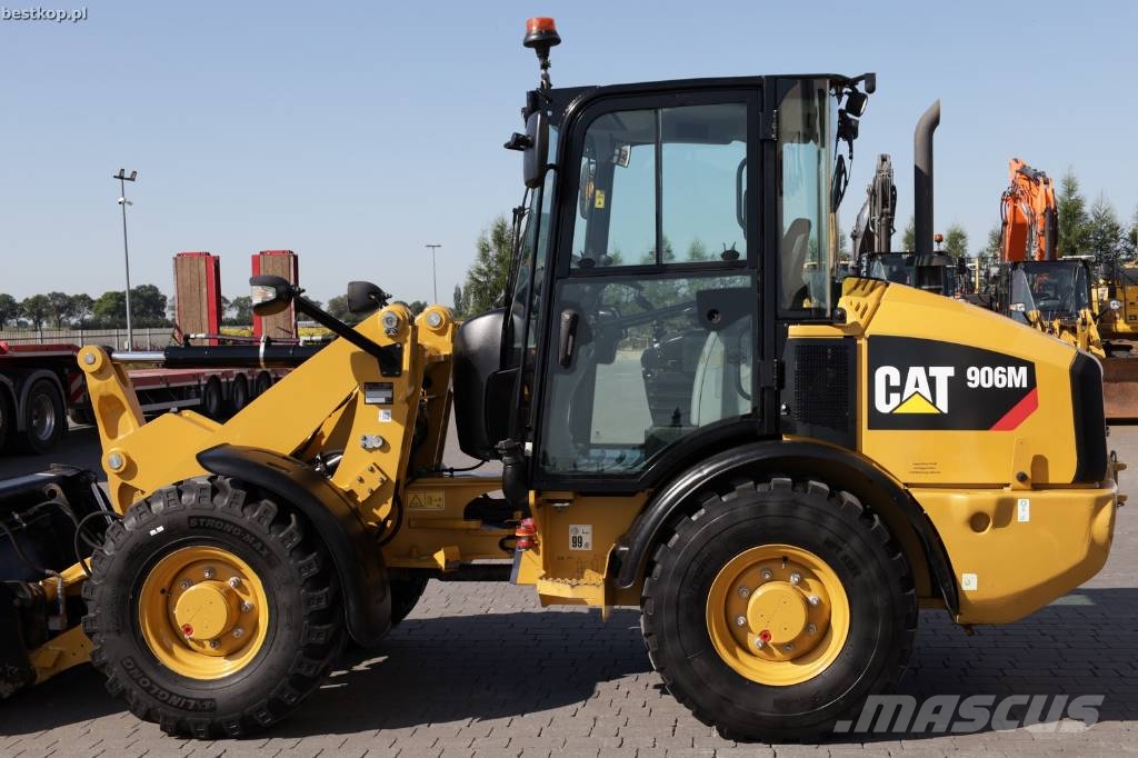CAT 906M لوادر بعجل