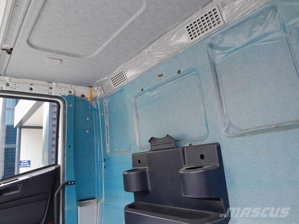 Iveco STRALIS TRAKKER DAY CAB EURO 6 2013 -> Kabiny a interiér