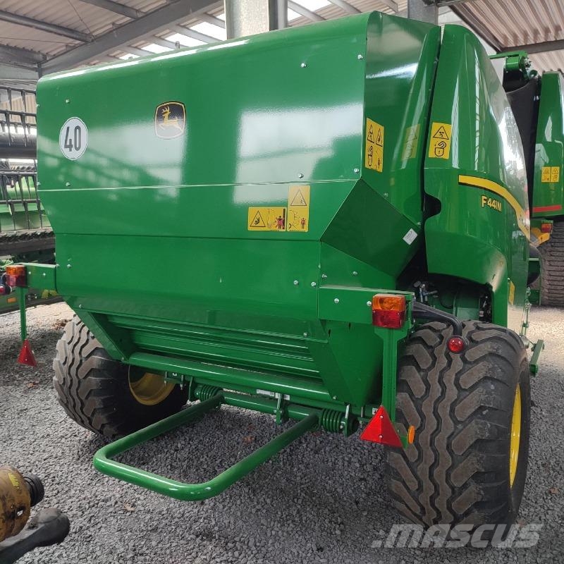 John Deere F441M Lis na válcové balíky