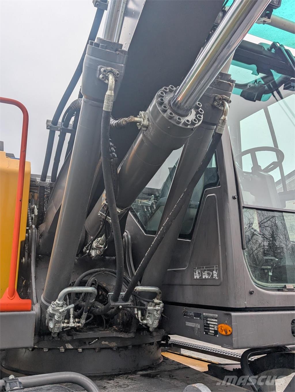Volvo EWR150 E حفارات بعجل