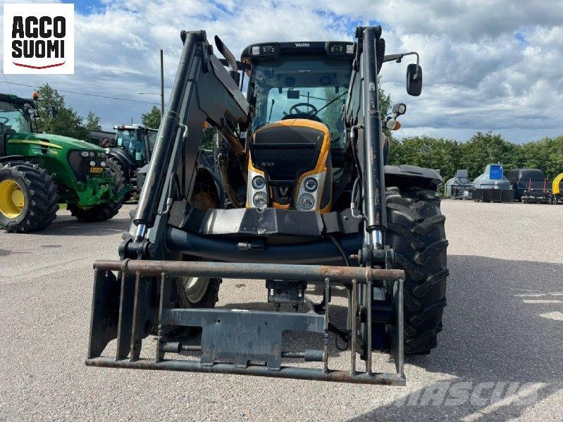 Valtra N123 HITECH Tractoren