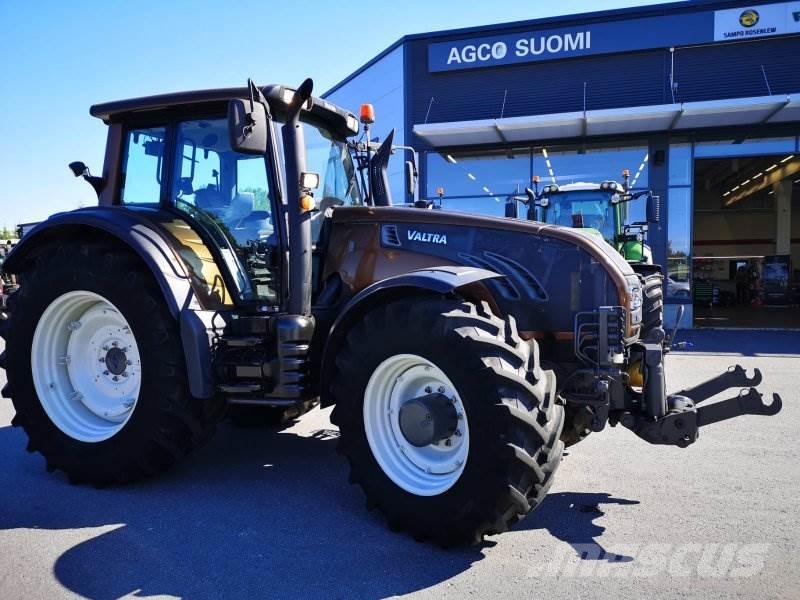 Valtra T213 VERSU الجرارات