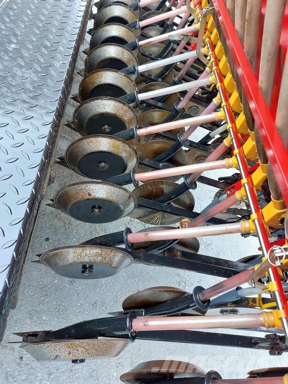 Junkkari SIMULTA T3000 مثاقيب مدمجة