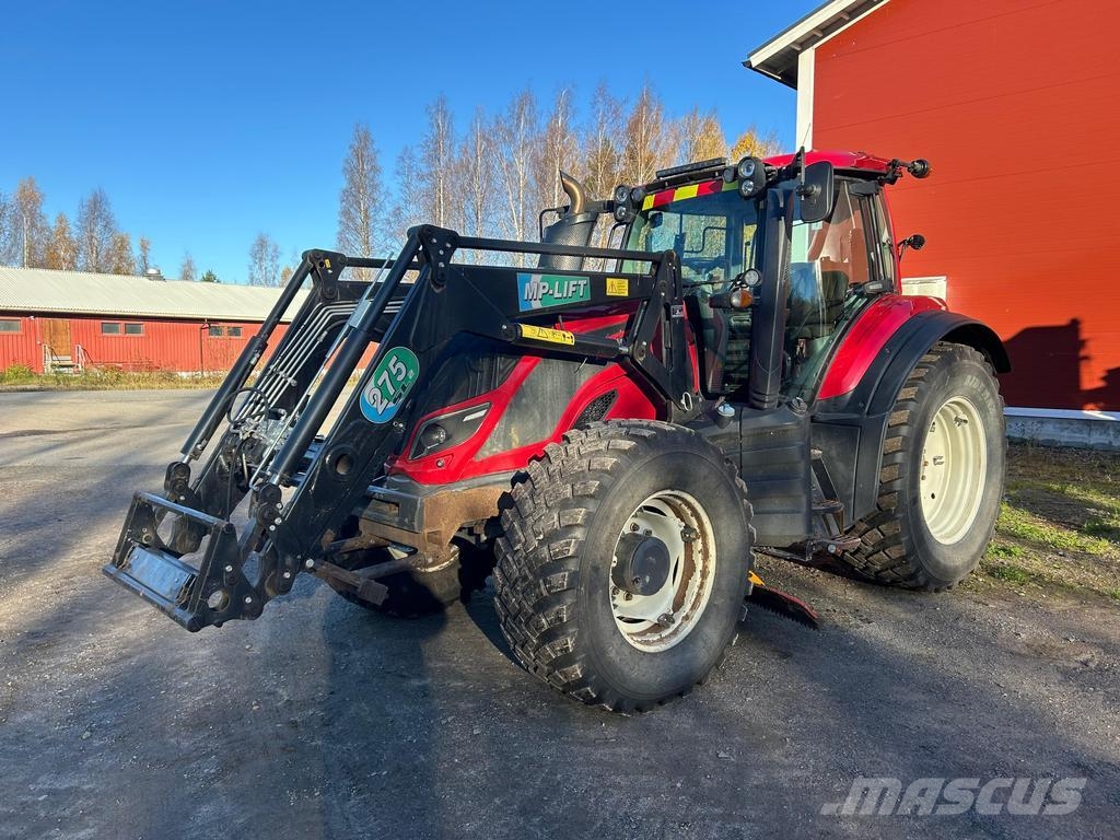 Valtra T144 Traktorer