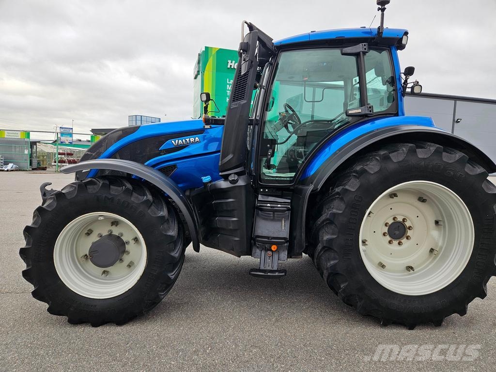 Valtra T254 VERSU+PTO+ETUNOSTOL Tractores
