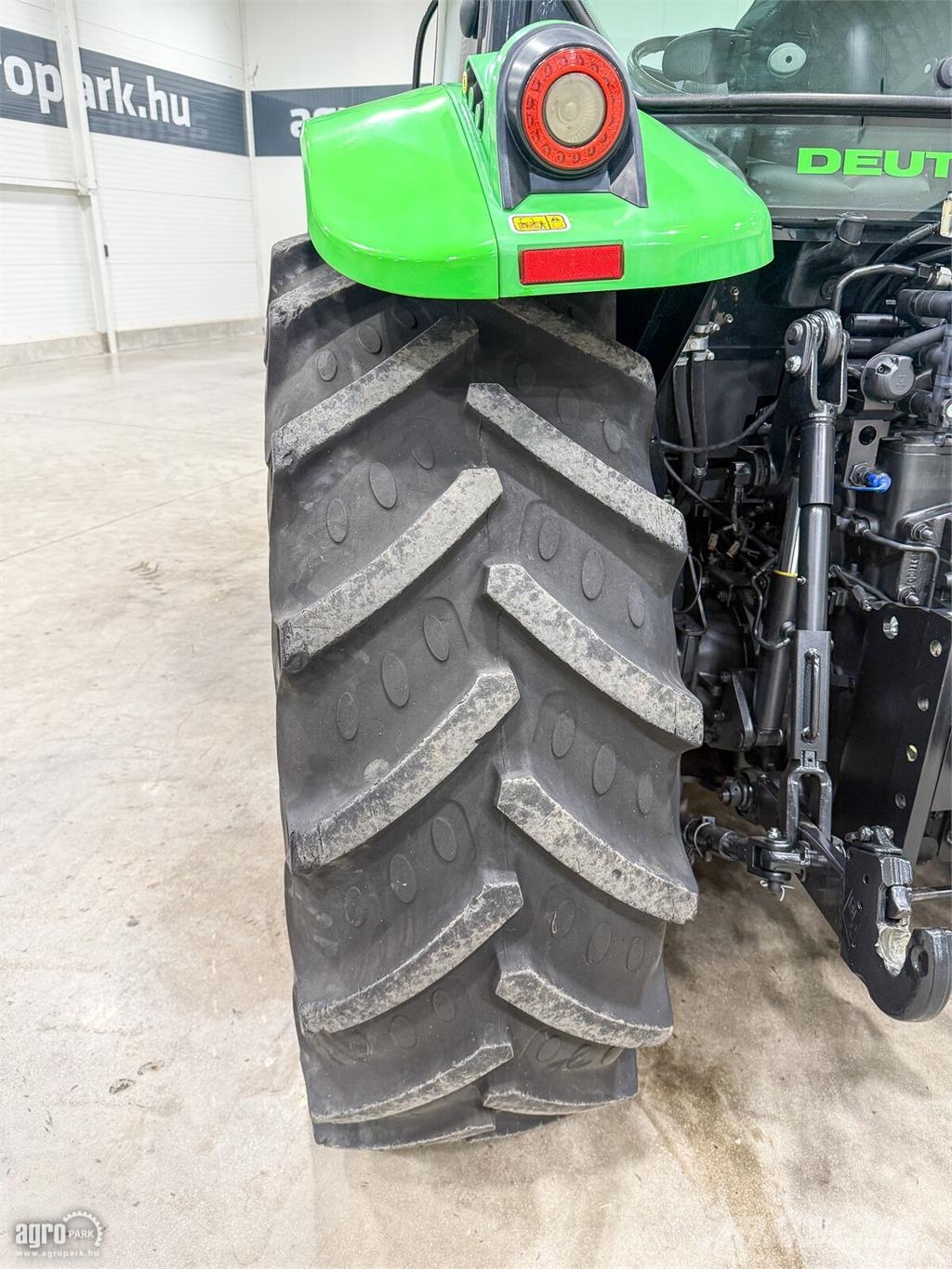 Deutz-Fahr 5100C 30/30 Powershift 40 km/h váltó, mászófokozat Traktoren