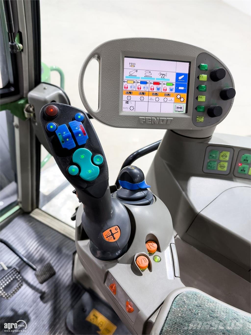 Fendt 716 Vario 50 km/h Vario váltó, rugózott híd és fül Трактори