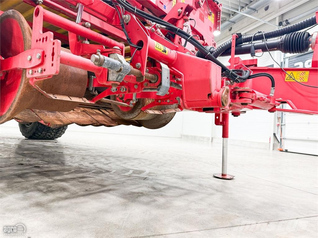 Grimme SE 150-60 vontatott burgonya betakarítógép, 757 he Πατατοεξαγωγέας