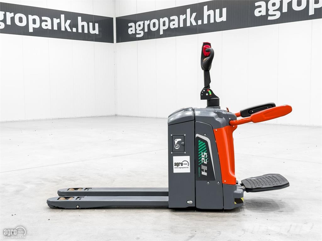 Heli 2,5 t raklapemelő 보행식 리치 지게차