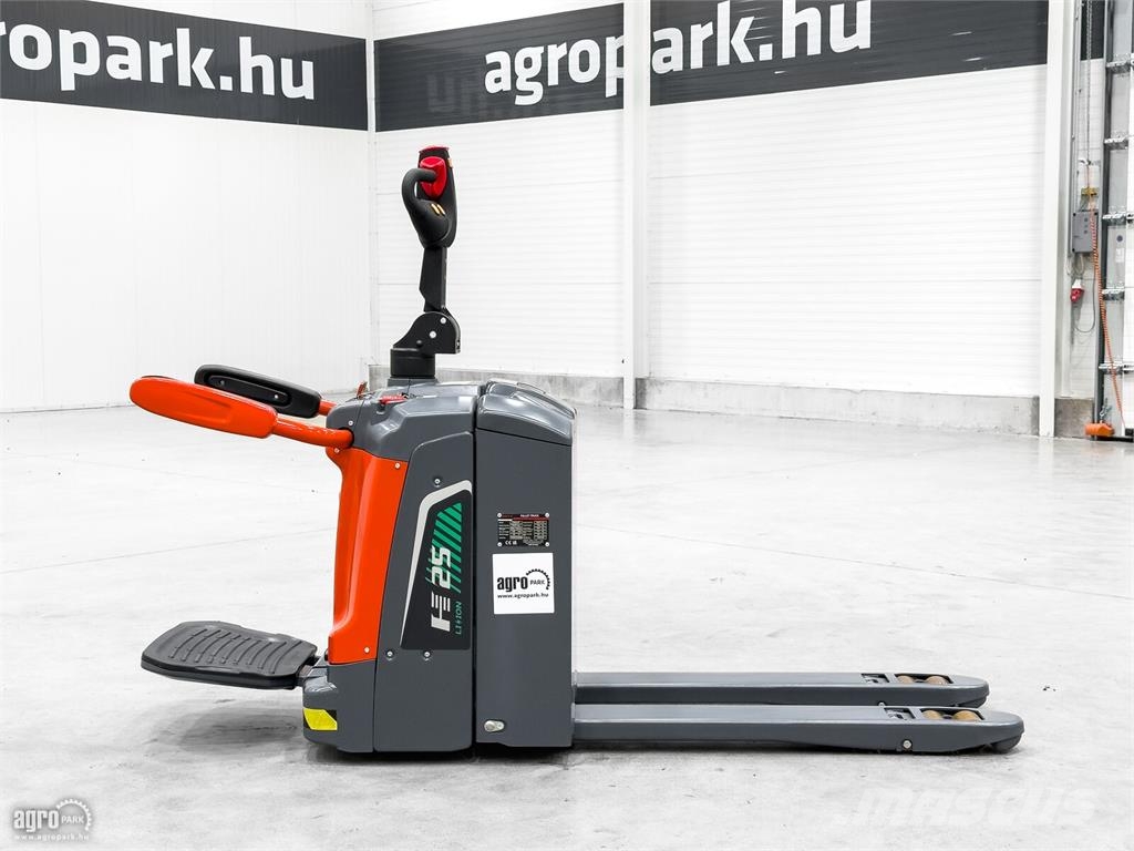 Heli 2,5 t raklapemelő 보행식 리치 지게차