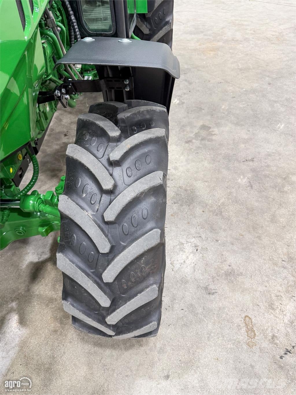 John Deere 5105GN 24/12 elektrohidraulikus Hi-Lo váltó, 40 km Traktoren