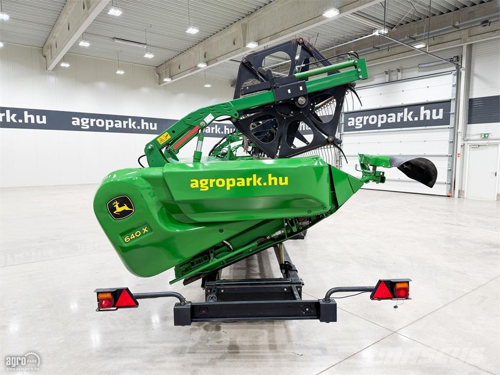 John Deere 640X 12,2 m VARIO vágóasztal, repce oldalkaszák, k Kombajnove hlavice