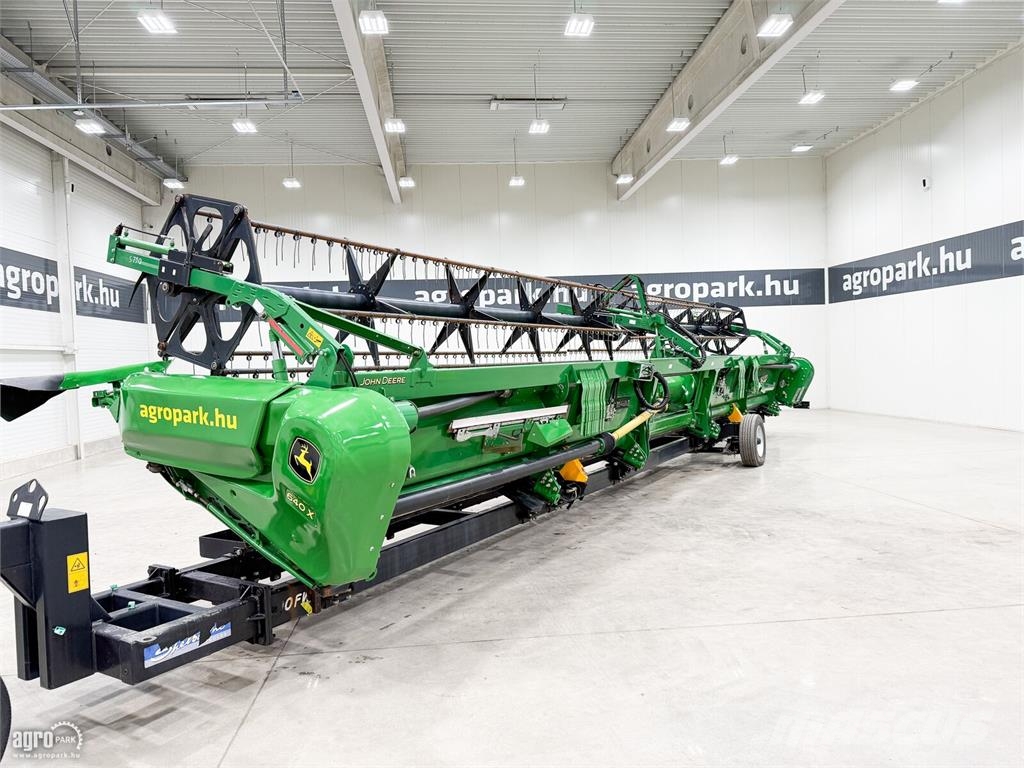 John Deere 640X 12,2 m VARIO vágóasztal, repce oldalkaszák, k Kombajnove hlavice