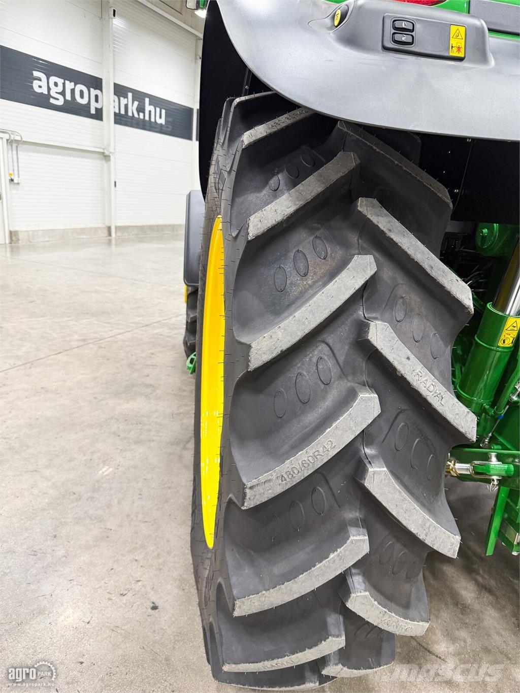 John Deere 6M 155 AutoQuad Plus 20/20 50 km/h váltó, rugózott الجرارات
