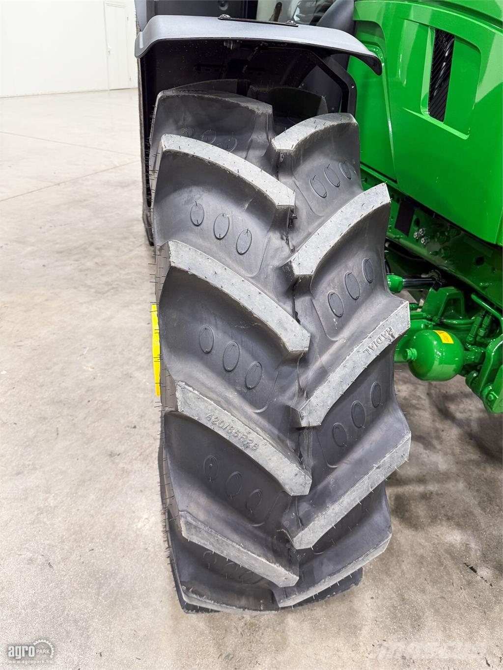 John Deere 6M 155 AutoQuad Plus 20/20 50 km/h váltó, rugózott الجرارات